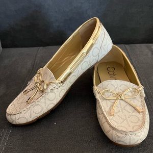 New CALVIN KLEIN WOMEN’S MOCCASINS SIZE 8 LAYA-T WHITE GOLD BOW CK LOGO